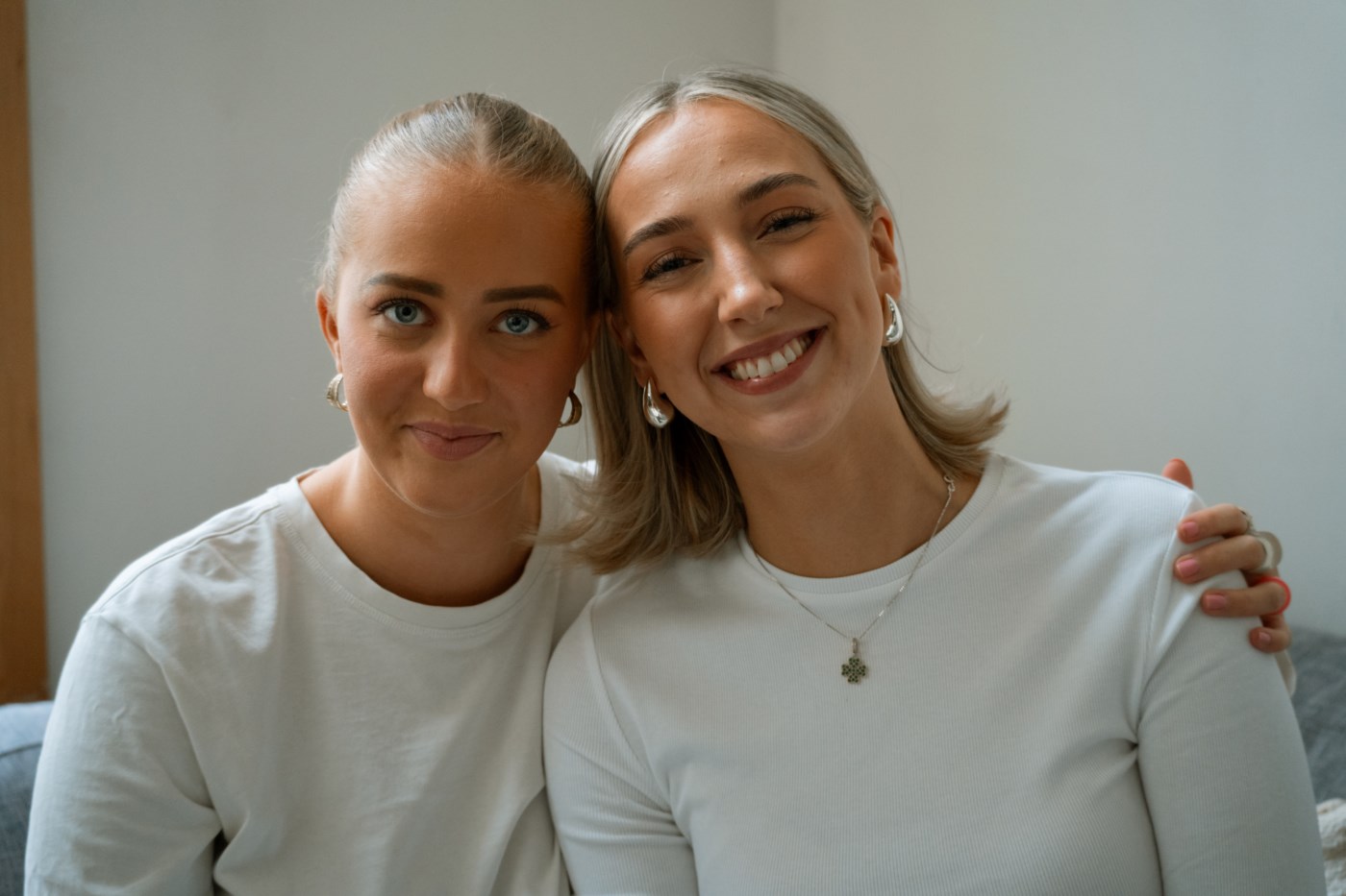 To jenter som er glad for nytt krav til egenkapital for boliglån