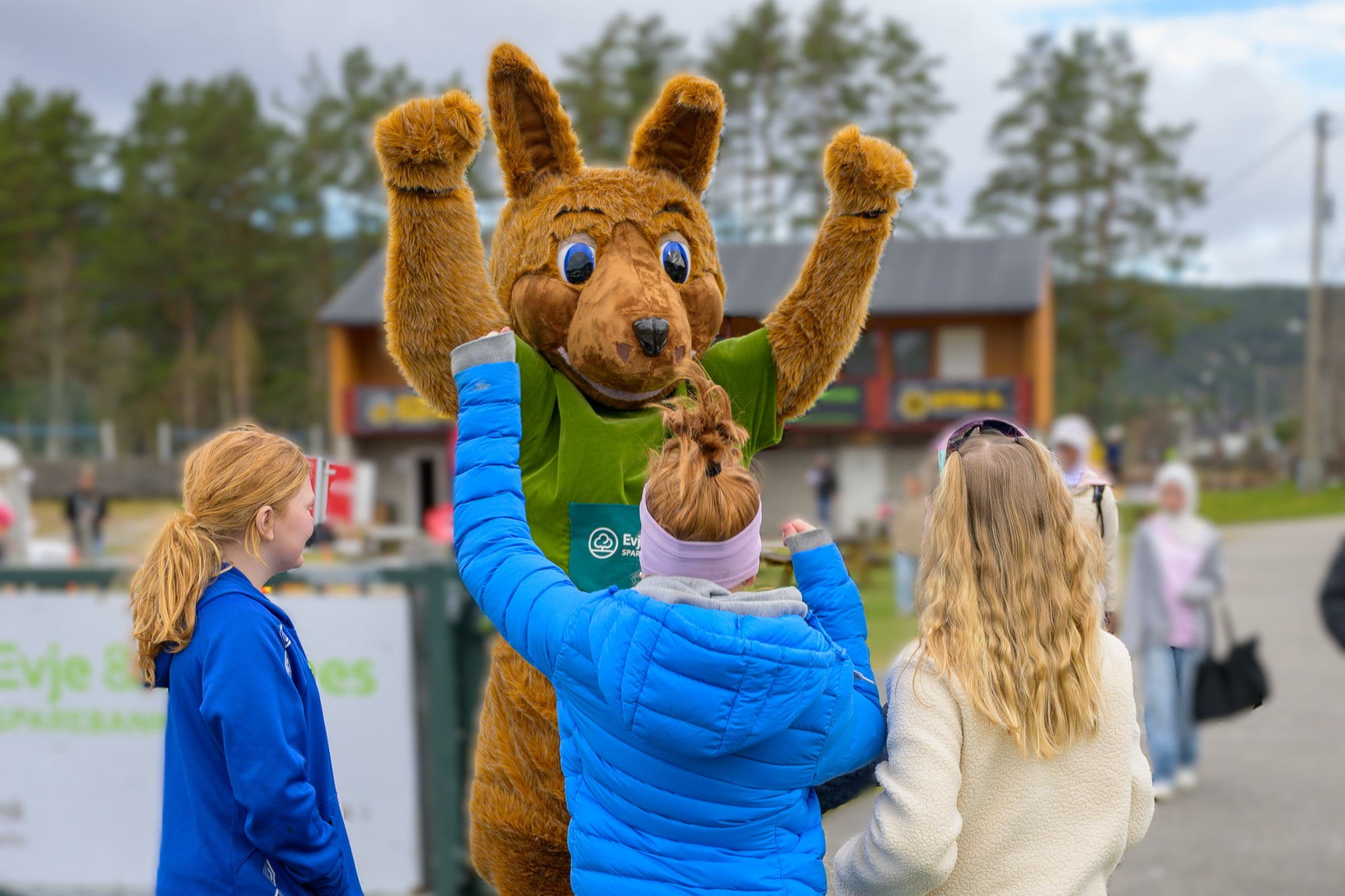 Penguru sammen med barn