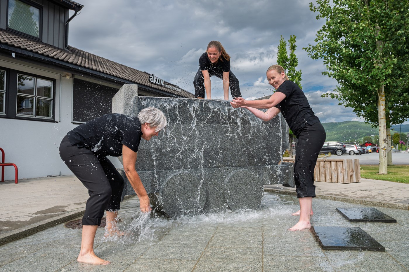Ansatte som bader i fontenen