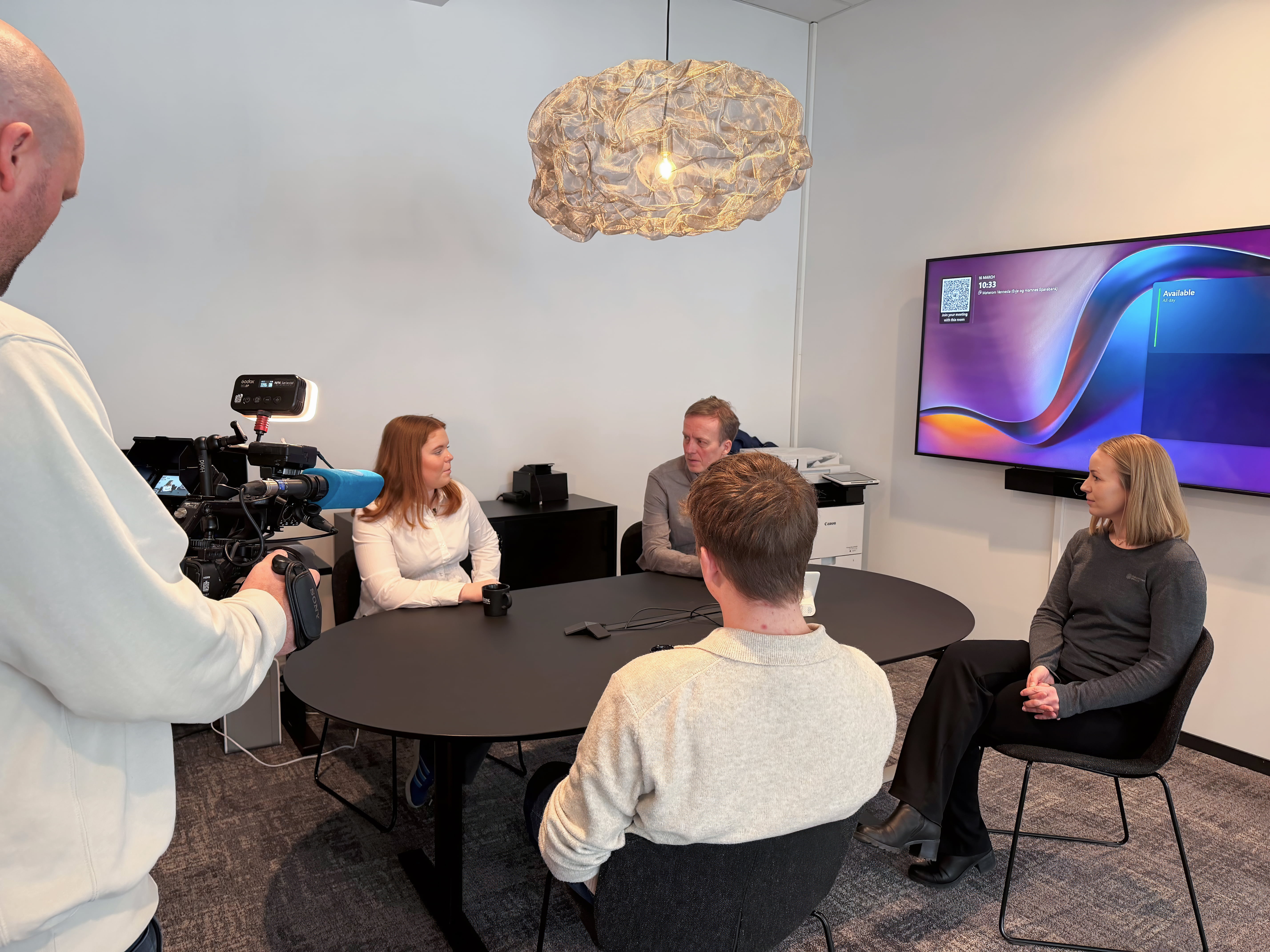 Bilde av elever og NRK sørlandet