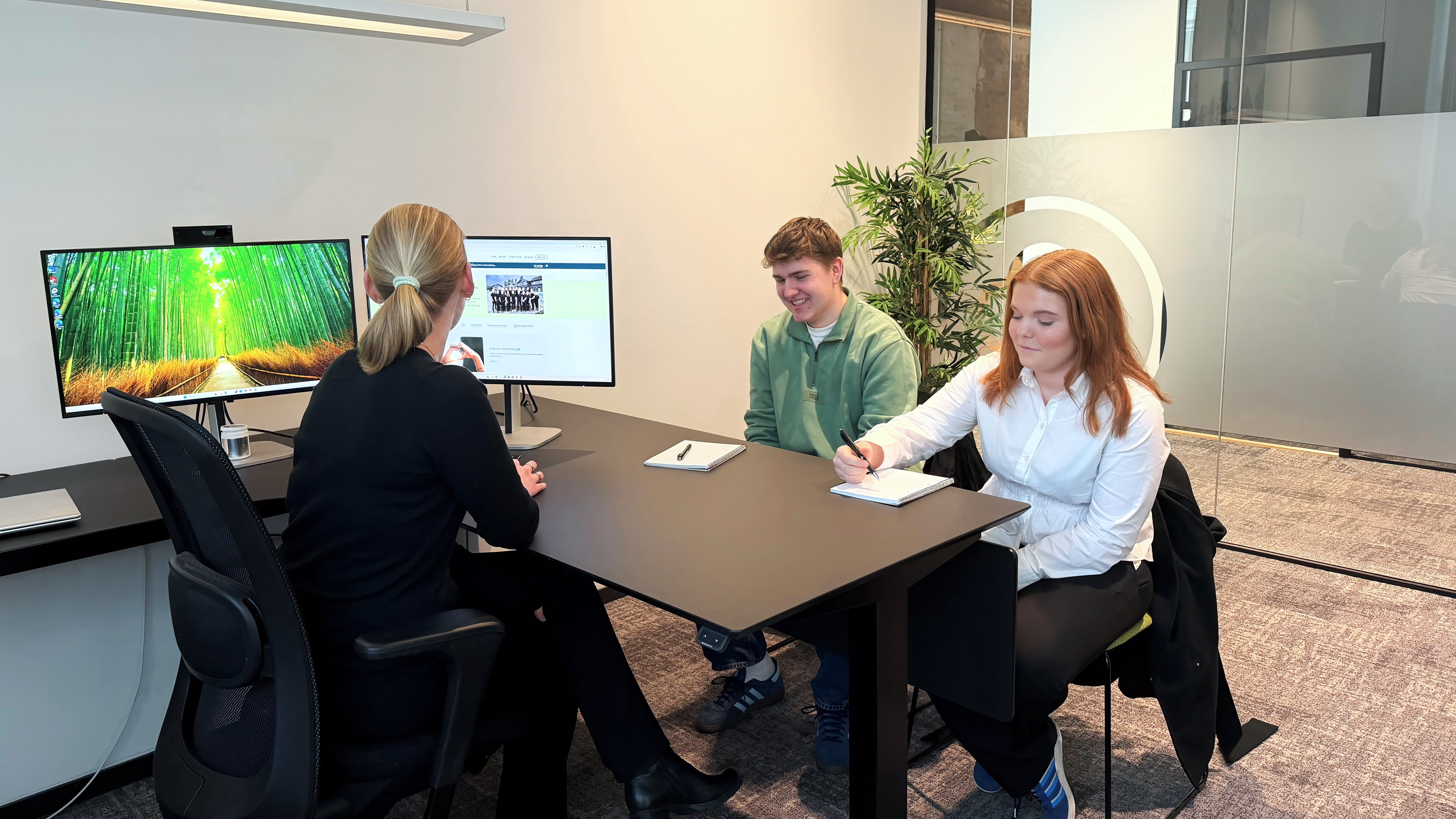 Bilde av elever fra VG2 og Rådgiver