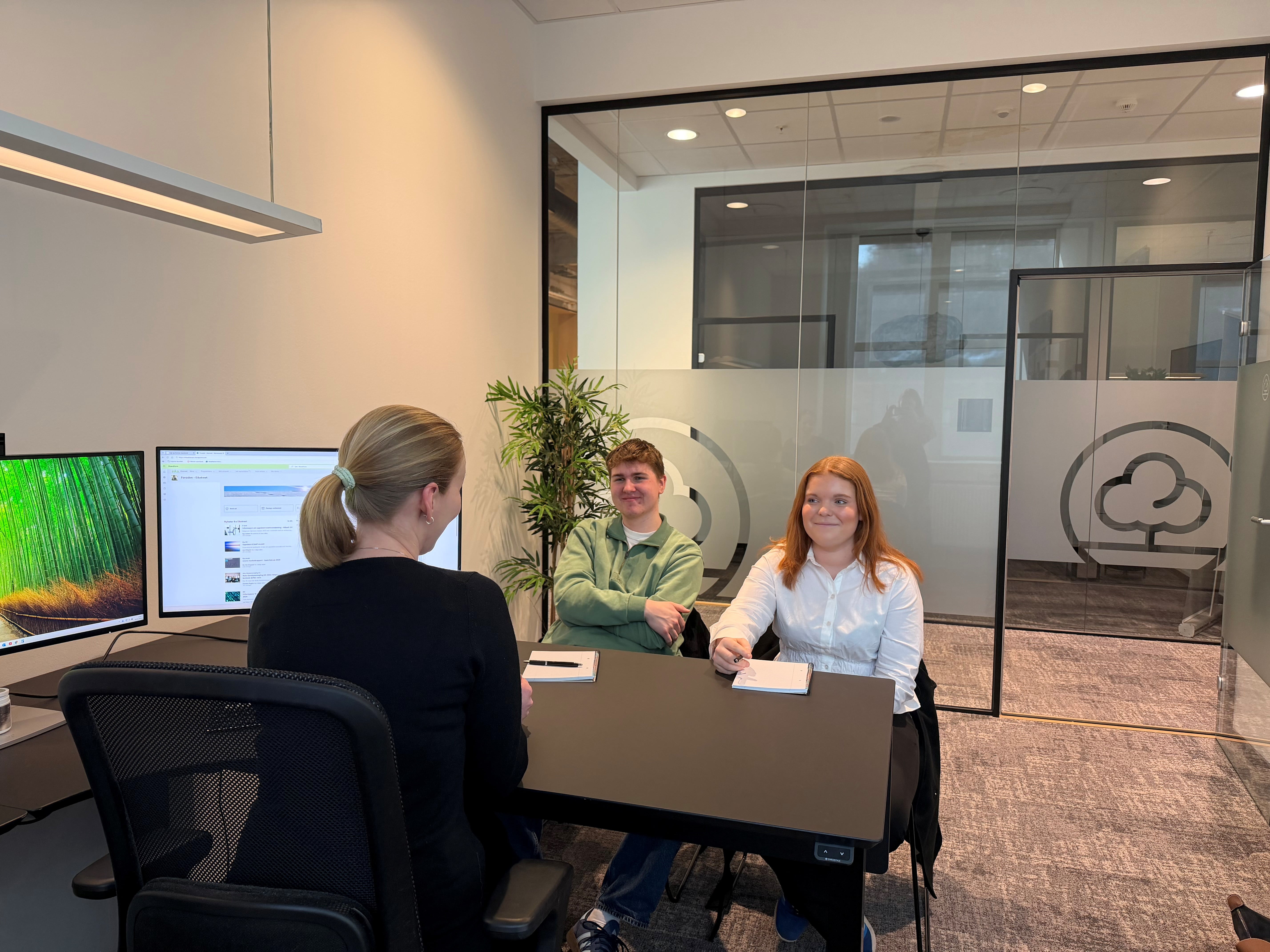 Rådgiver og elever fra VG2