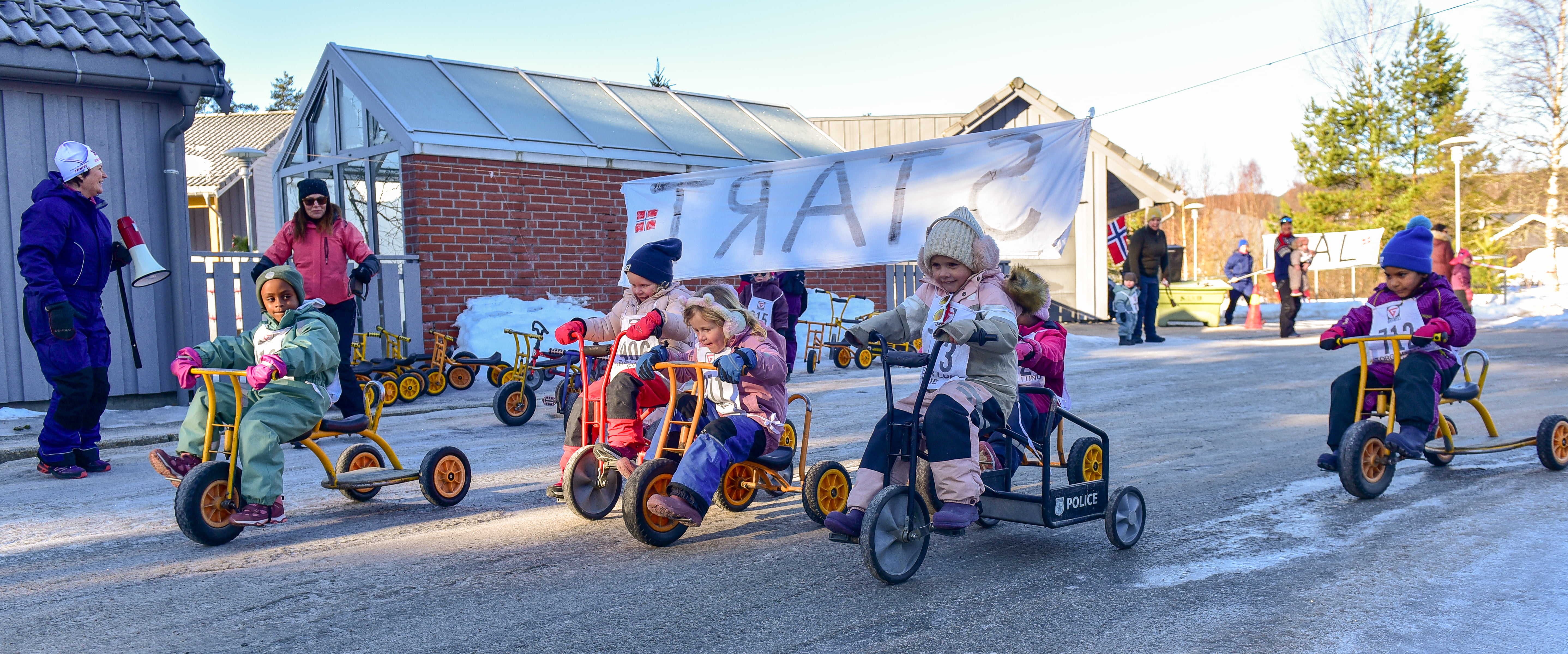 Barn på trehjulssykkel