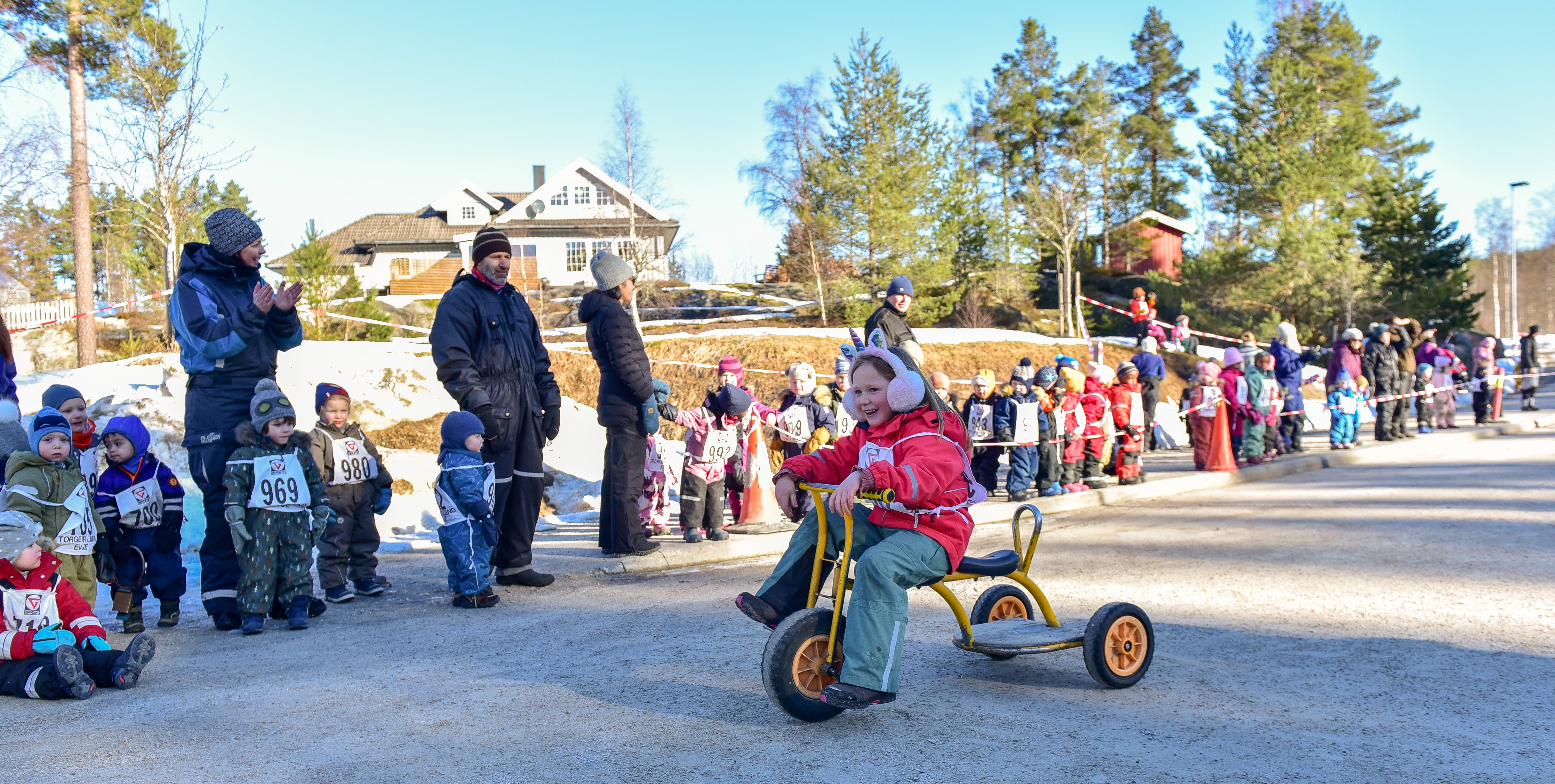 Jente på trehjulssykkel