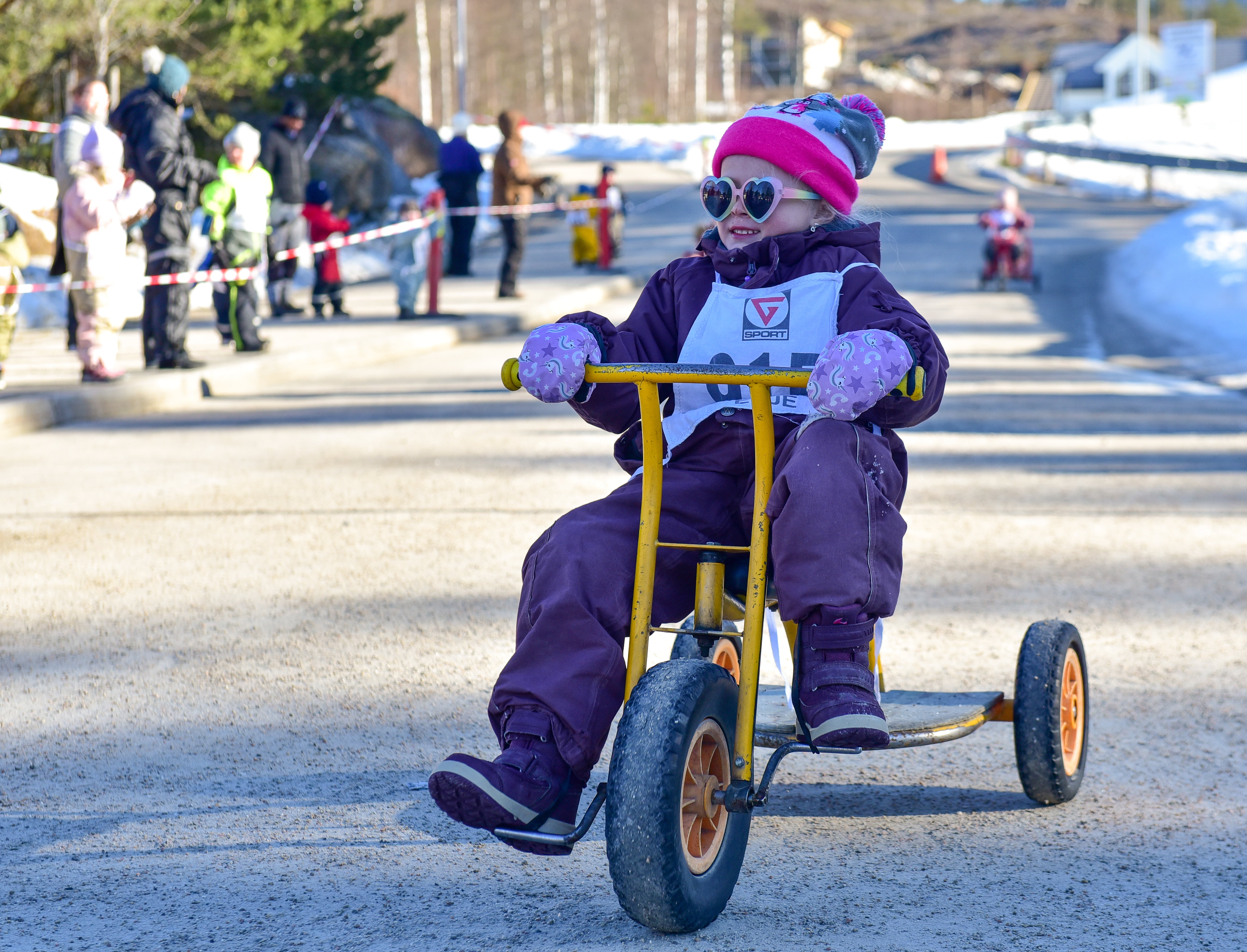 Jente på trehjulssykkel