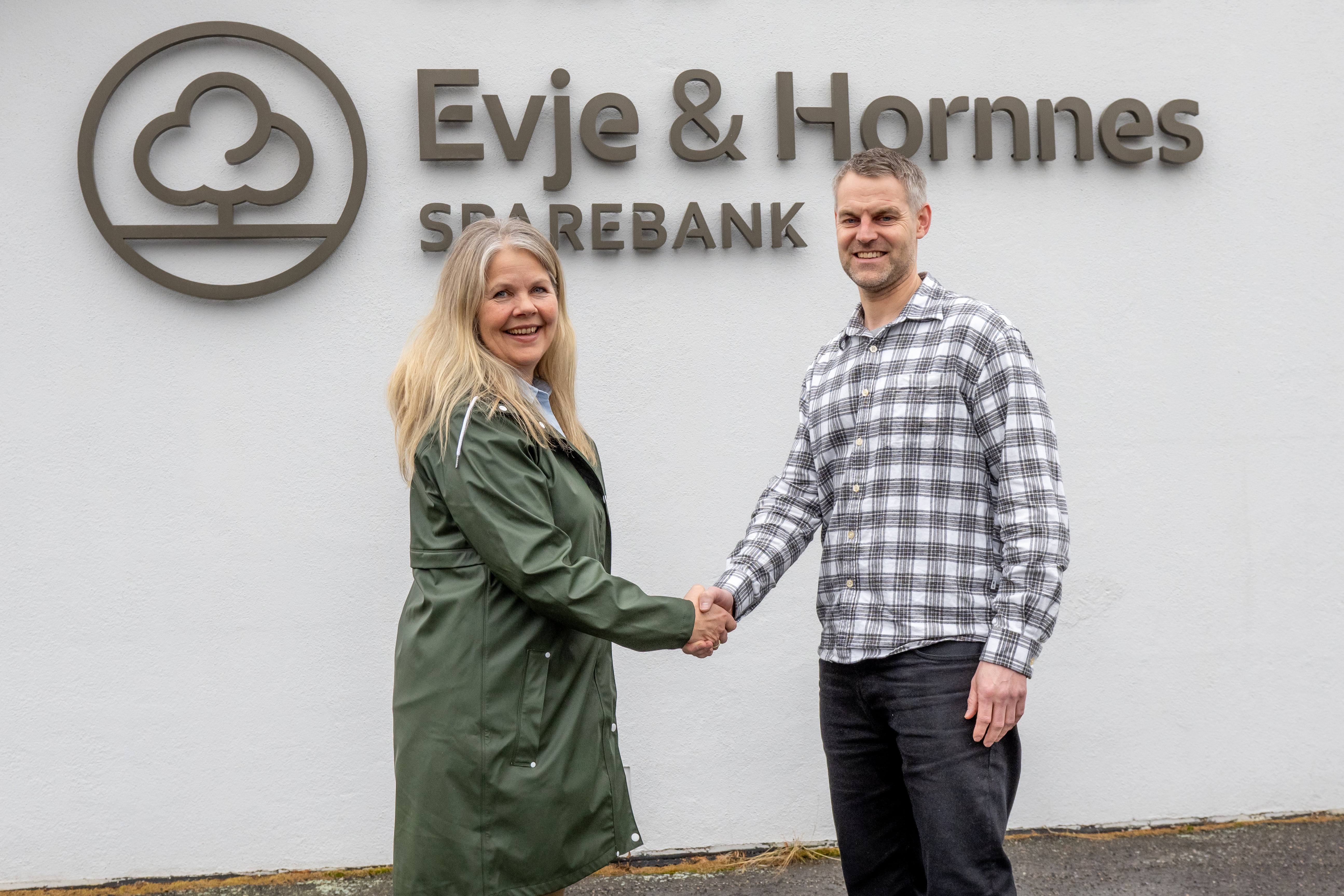 Else Haugland fra Otra IL og  styreformann Arnt Steven Robstad